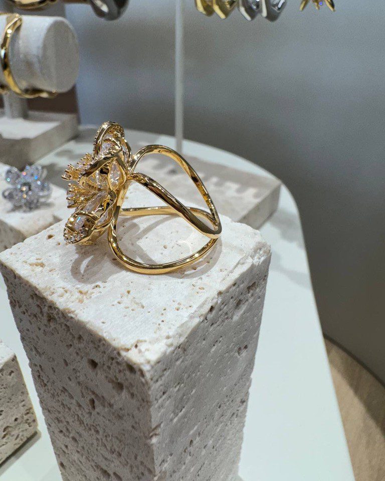 Anello fiore luminoso strass e pietre dorato Shop Online Anello fiore luminoso strass e pietre dorato