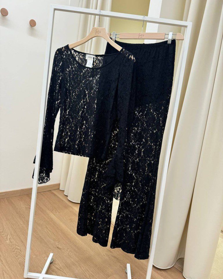 Blusa maniche a campana in pizzo semitrasparente nero Vicolo Shop Online Blusa maniche a campana in pizzo semitrasparente nero Vicolo