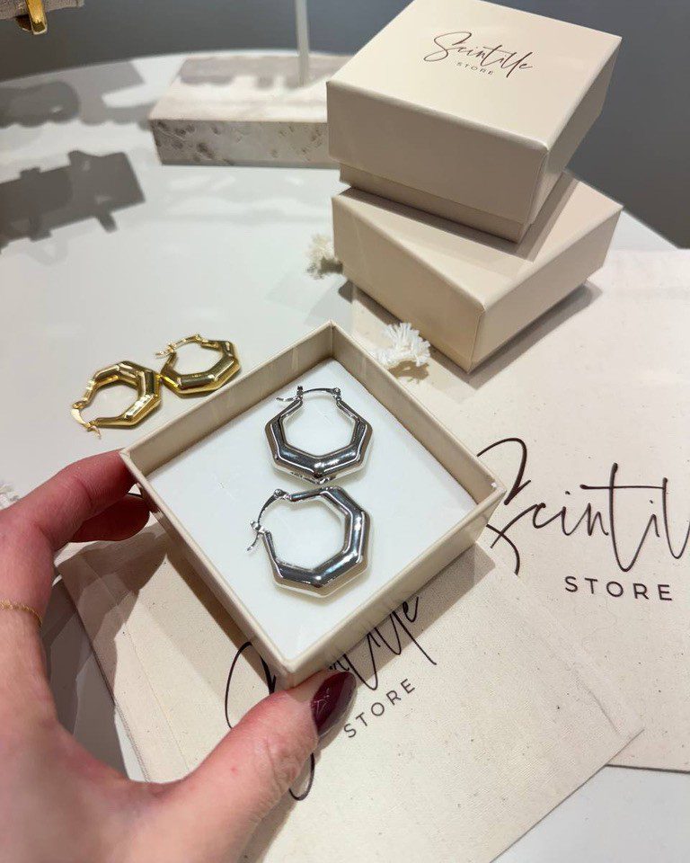 Orecchini argentati a campanella geometrica Shop Online Orecchini argentati a campanella geometrica