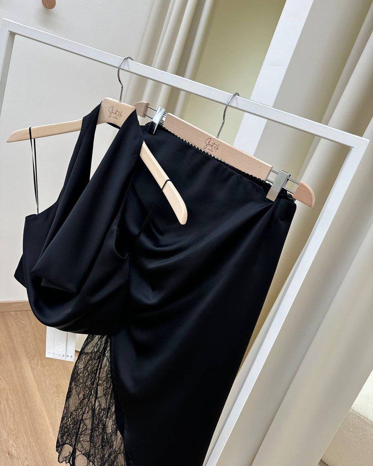 Top in raso nero scollo a gronda con pizzo HaveOne Shop Online Top in raso nero scollo a gronda con pizzo HaveOne