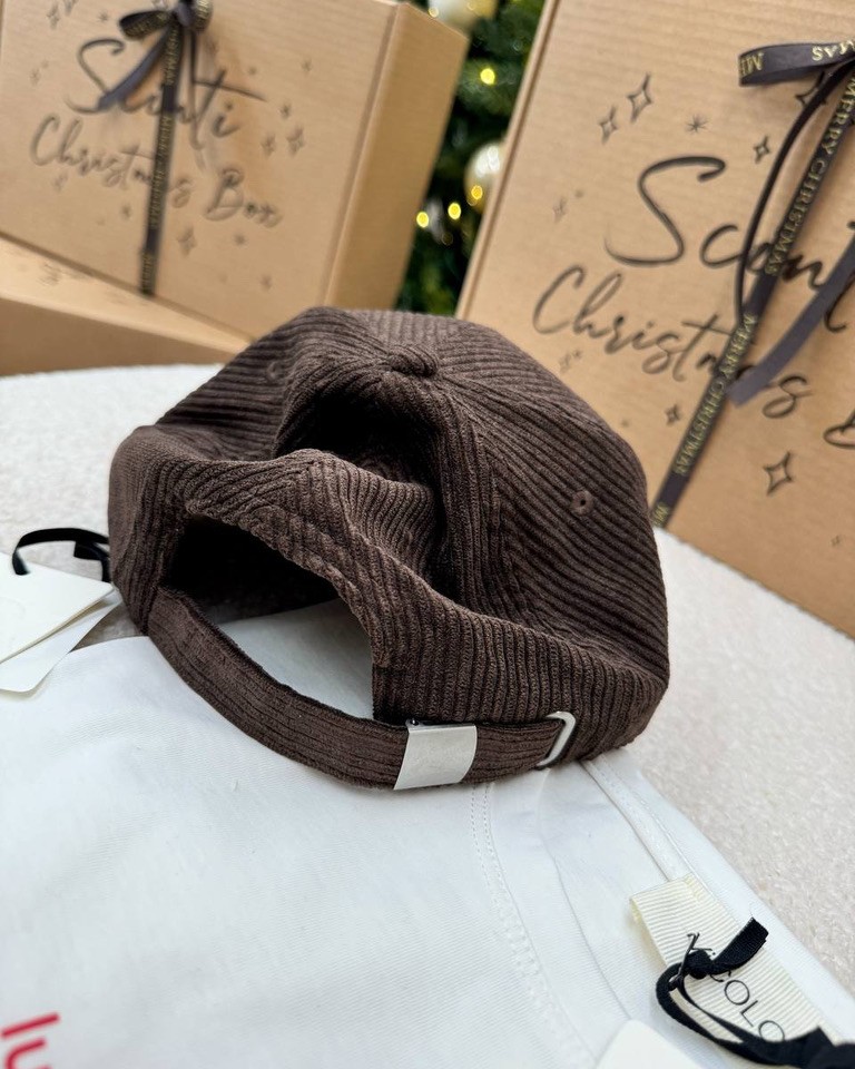 Cappello velluto a coste moro patch orsetto Vicolo Shop Online Cappello velluto a coste moro patch orsetto Vicolo