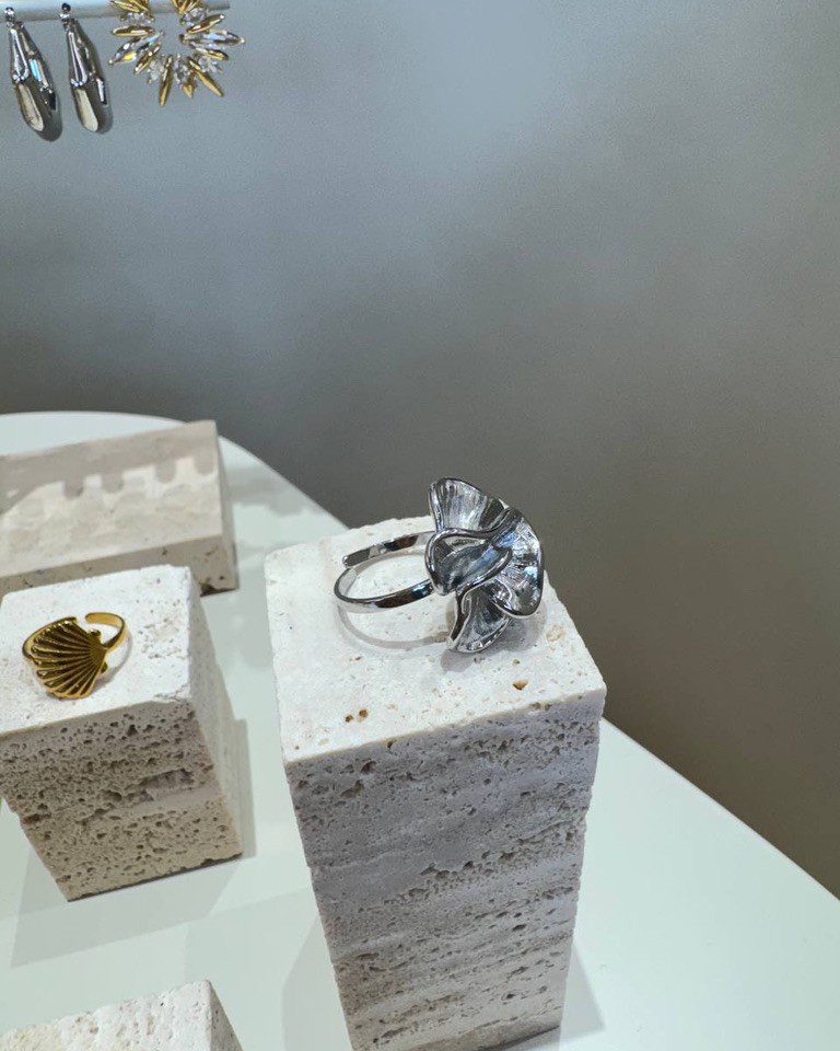 Anello fiore ondulato argentato Shop Online Anello fiore ondulato argentato