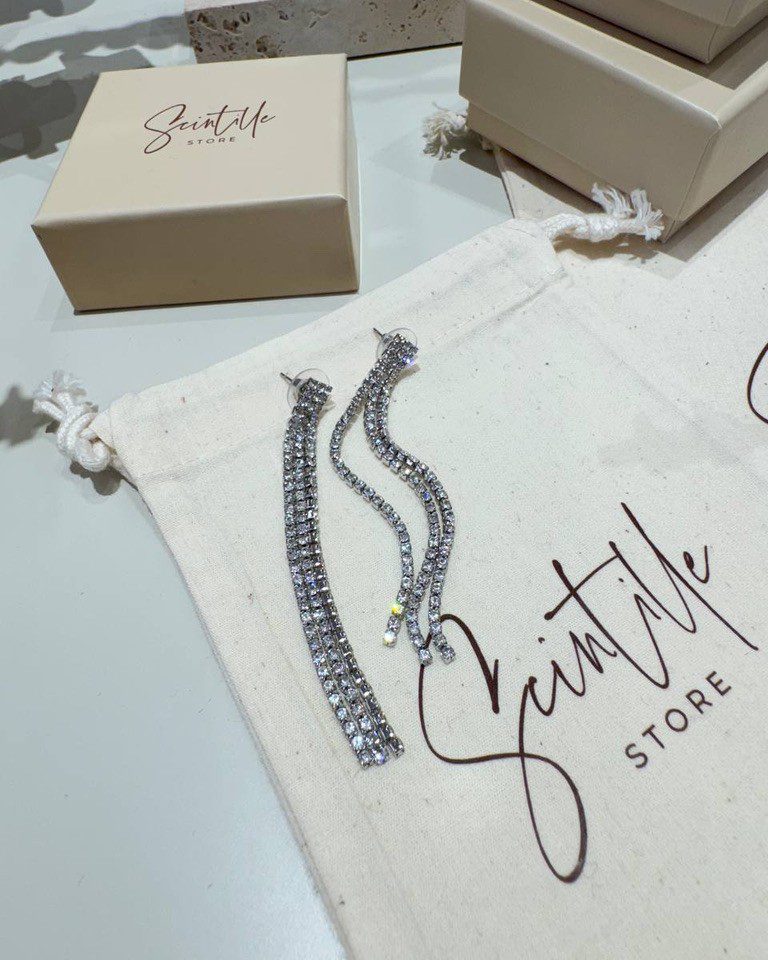 Orecchini pendenti con strass argentati Shop Online Orecchini pendenti con strass argentati