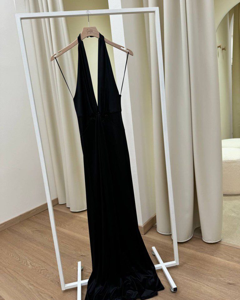 Abito lungo nero scollo all'americana e nodo Vicolo Shop Online Abito lungo nero scollo all'americana e nodo Vicolo