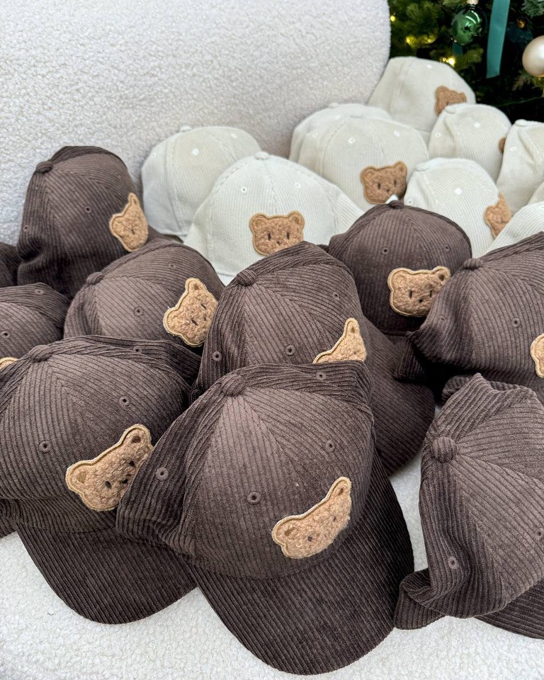 Cappello velluto a coste moro patch orsetto Vicolo Shop Online Cappello velluto a coste moro patch orsetto Vicolo