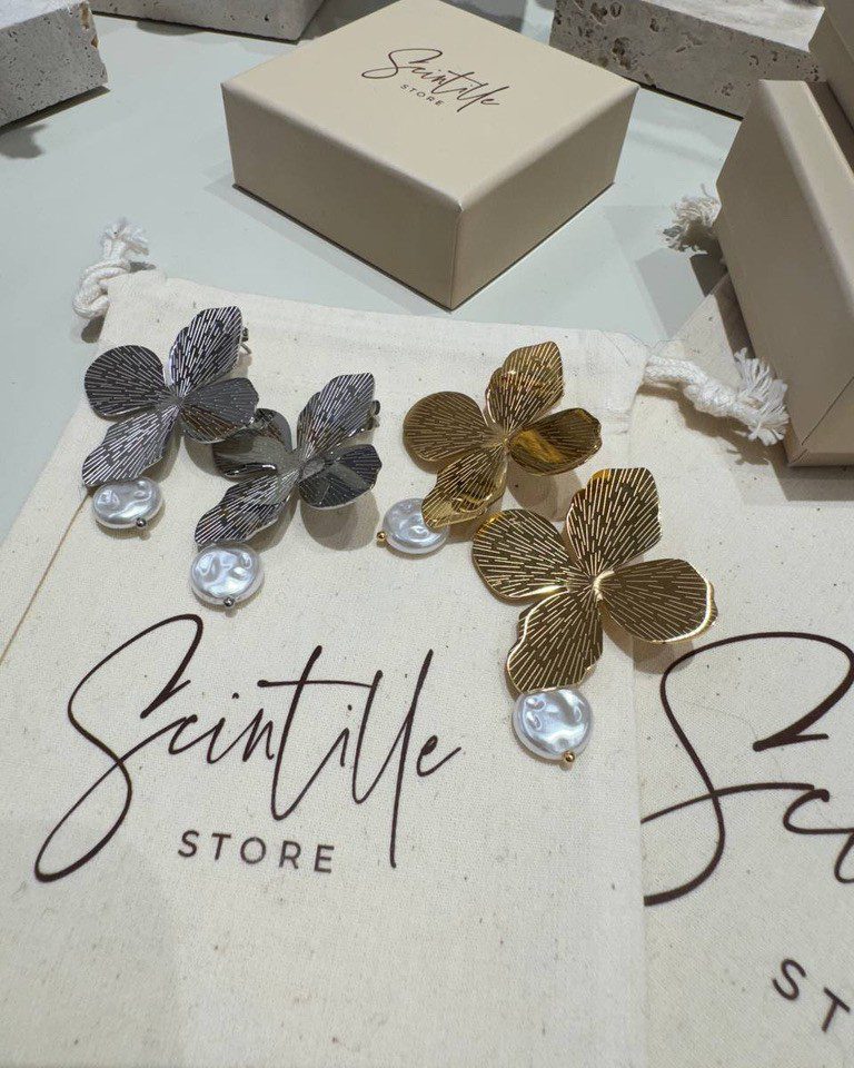 Orecchini a fiore con perla dorati Shop Online Orecchini a fiore con perla dorati