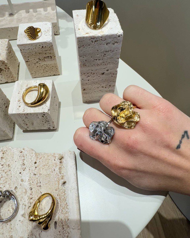 Anello fiore ondulato dorato Shop Online Anello fiore ondulato dorato