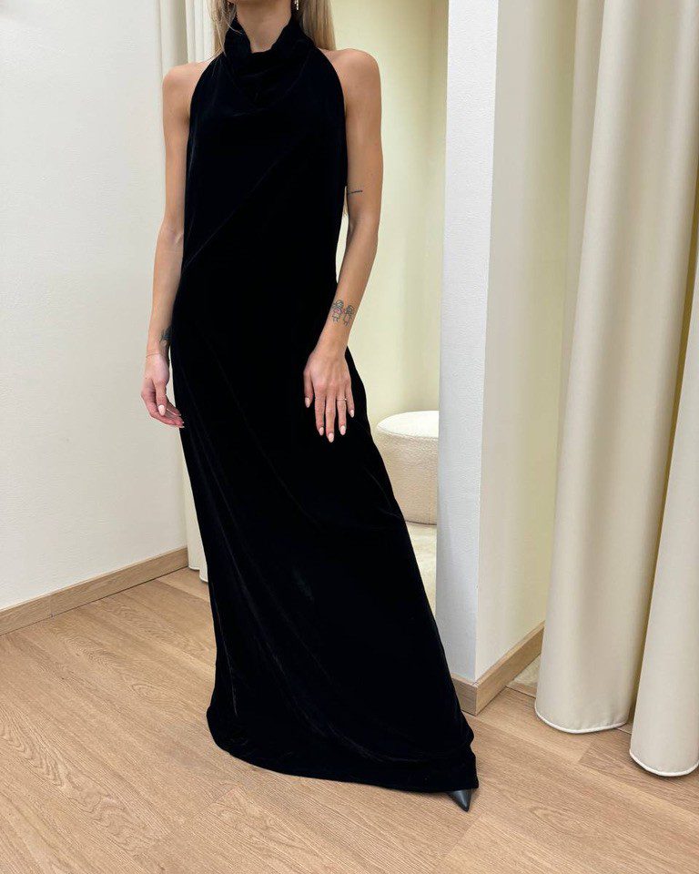 Abito lungo con scollo all'americana in velluto nero Vicolo Shop Online Abito lungo con scollo all'americana in velluto nero Vicolo