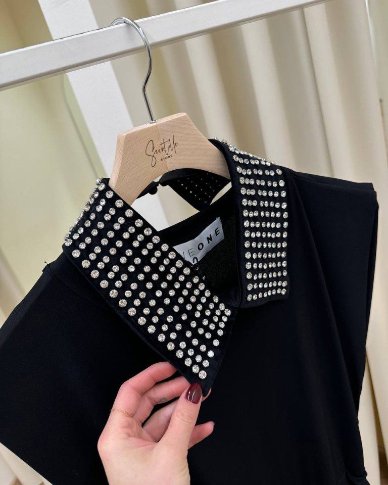 Abito lungo nero drappeggiato con colletto e strass HaveOne Shop Online Abito lungo nero drappeggiato con colletto e strass HaveOne