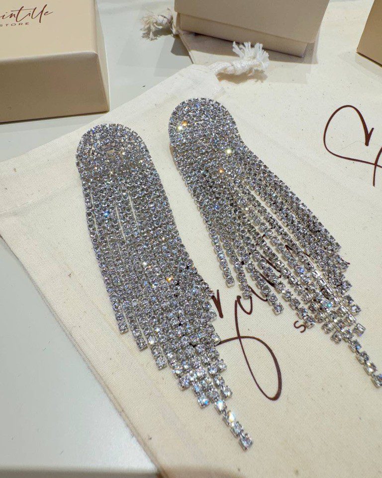 Orecchini pendenti con cascata di strass argentati Shop Online Orecchini pendenti con cascata di strass argentati