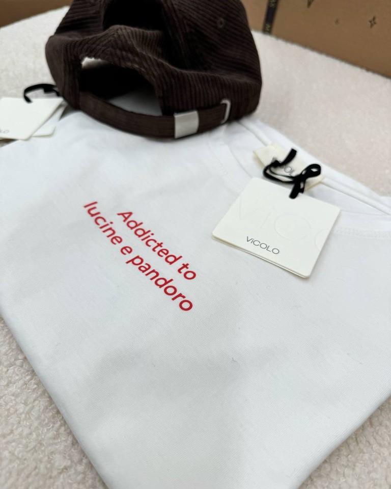 T-shirt stampa “Addicted to lucine e pandoro” Vicolo Shop Online T-shirt stampa “Addicted to lucine e pandoro” Vicolo