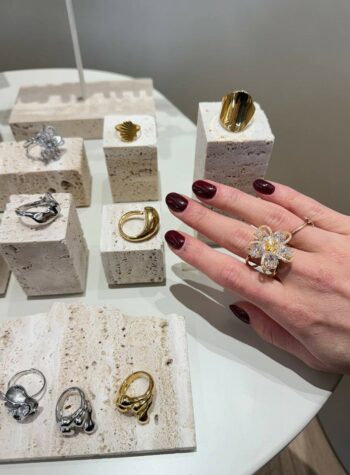 Shop Online Anello fiore luminoso strass e pietre dorato