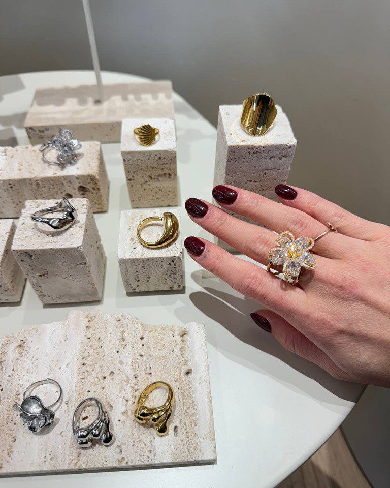 Anello fiore luminoso strass e pietre dorato Shop Online Anello fiore luminoso strass e pietre dorato