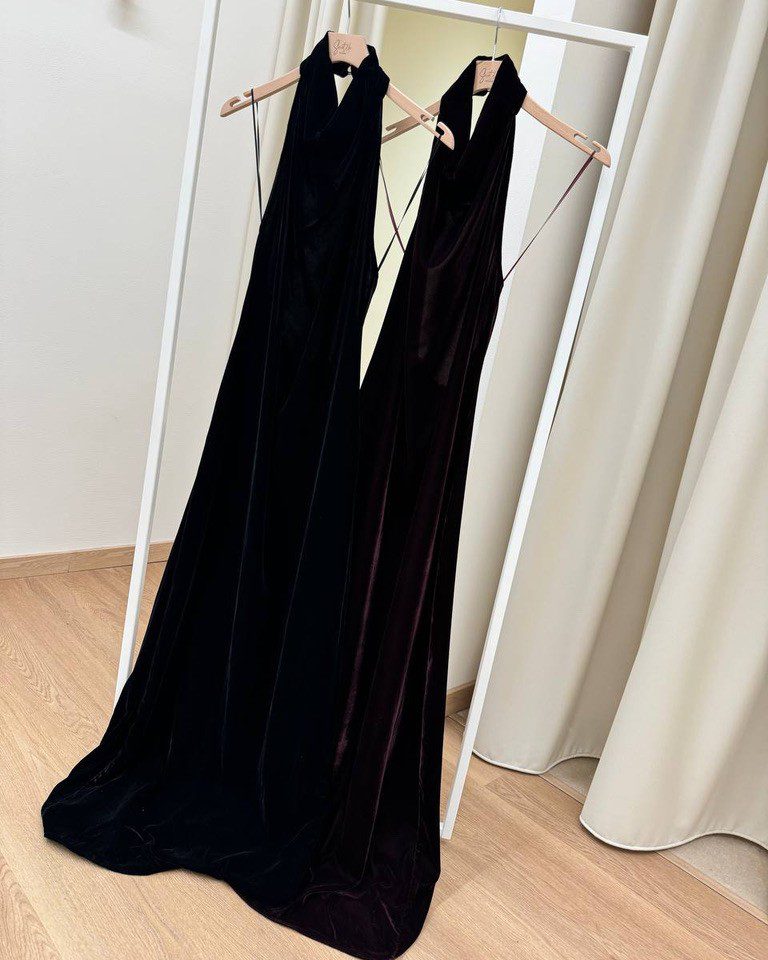 Abito lungo con scollo all'americana in velluto nero Vicolo Shop Online Abito lungo con scollo all'americana in velluto nero Vicolo