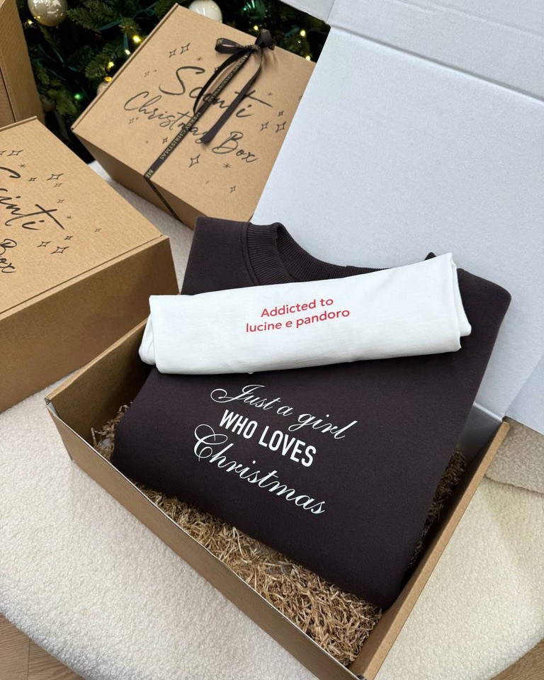 T-shirt stampa “Addicted to lucine e pandoro” Vicolo Shop Online T-shirt stampa “Addicted to lucine e pandoro” Vicolo