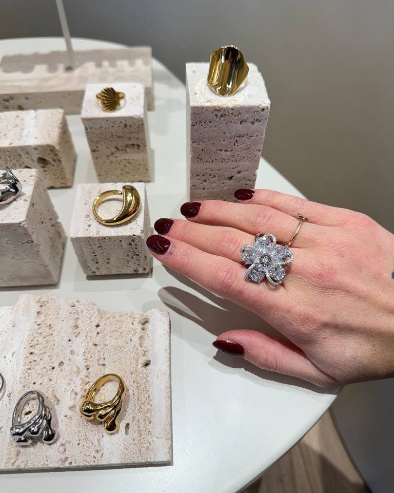 Anello fiore luminoso strass e pietre argentato Shop Online Anello fiore luminoso strass e pietre argentato