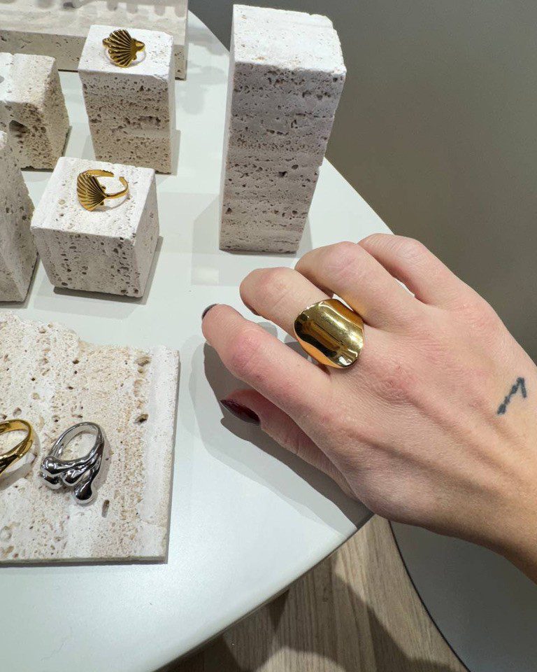 Anello a fascia ovale dorato Shop Online Anello a fascia ovale dorato