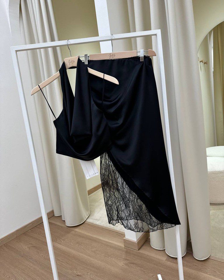 Top in raso nero scollo a gronda con pizzo HaveOne Shop Online Top in raso nero scollo a gronda con pizzo HaveOne