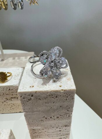 Shop Online Anello fiore luminoso strass e pietre argentato