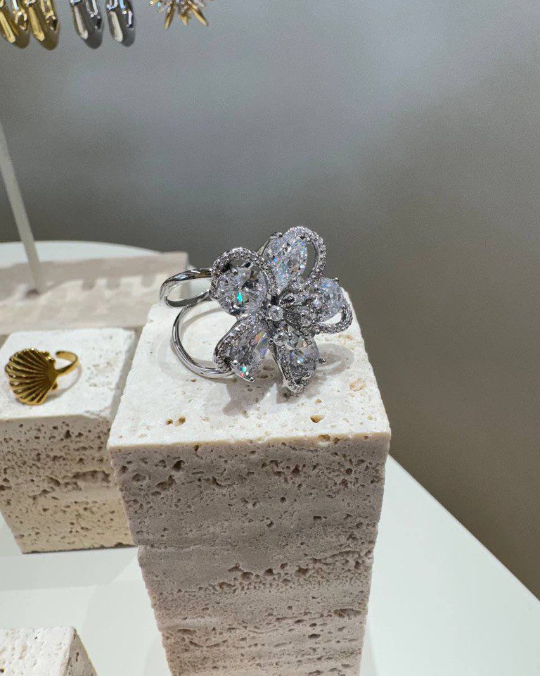 Anello fiore luminoso strass e pietre argentato Shop Online Anello fiore luminoso strass e pietre argentato