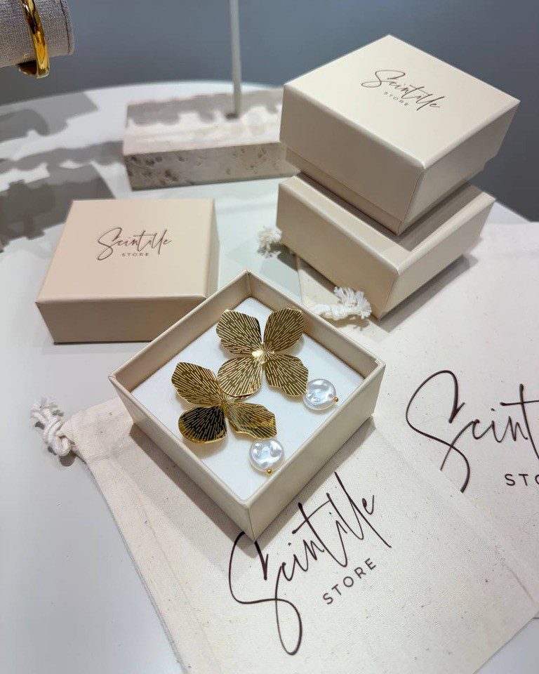 Orecchini a fiore con perla dorati Shop Online Orecchini a fiore con perla dorati