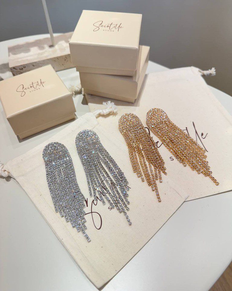 Orecchini pendenti con cascata di strass dorati Shop Online Orecchini pendenti con cascata di strass dorati