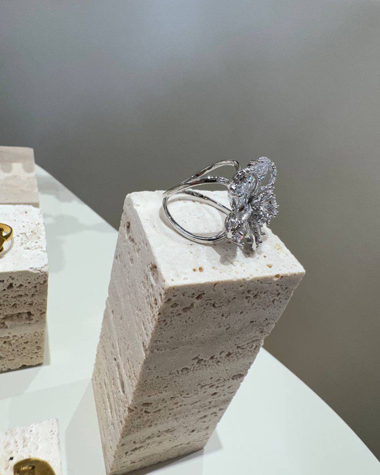 Anello fiore luminoso strass e pietre argentato Shop Online Anello fiore luminoso strass e pietre argentato