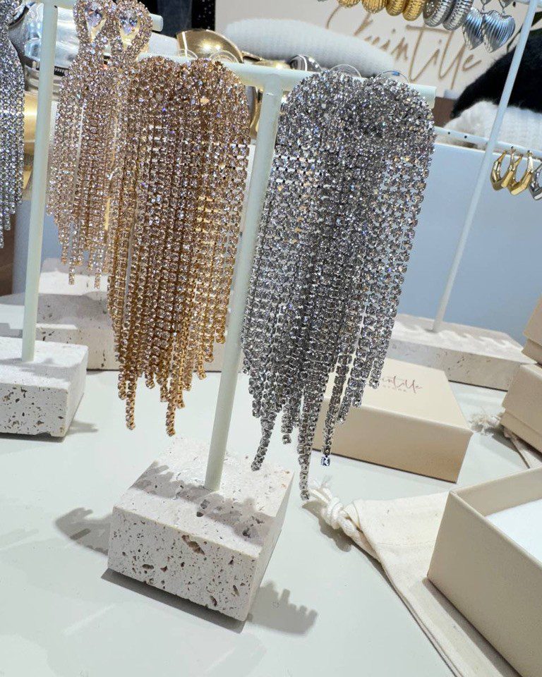 Orecchini pendenti con cascata di strass argentati Shop Online Orecchini pendenti con cascata di strass argentati