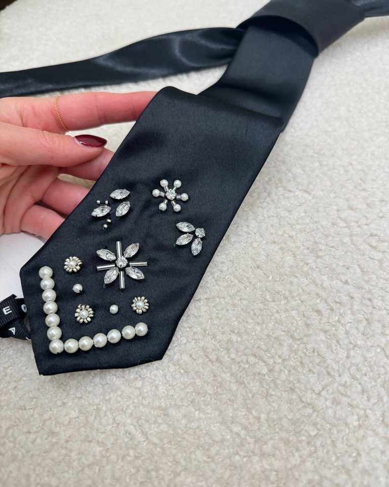 Cravatta raso nero con perle e strass HaveOne Shop Online Cravatta raso nero con perle e strass HaveOne