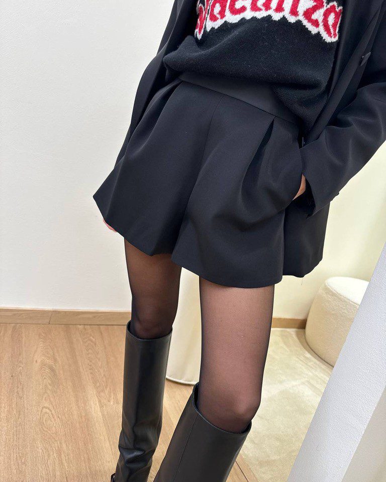 Shorts neri con pinces e cinturino in raso Vicolo Shop Online Shorts neri con pinces e cinturino in raso Vicolo