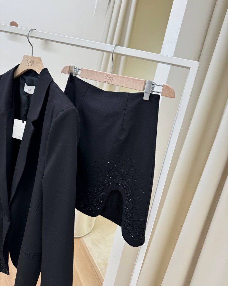 Minigonna nera spacco stondato strass neri sul fondo Vicolo Shop Online Minigonna nera spacco stondato strass neri sul fondo Vicolo