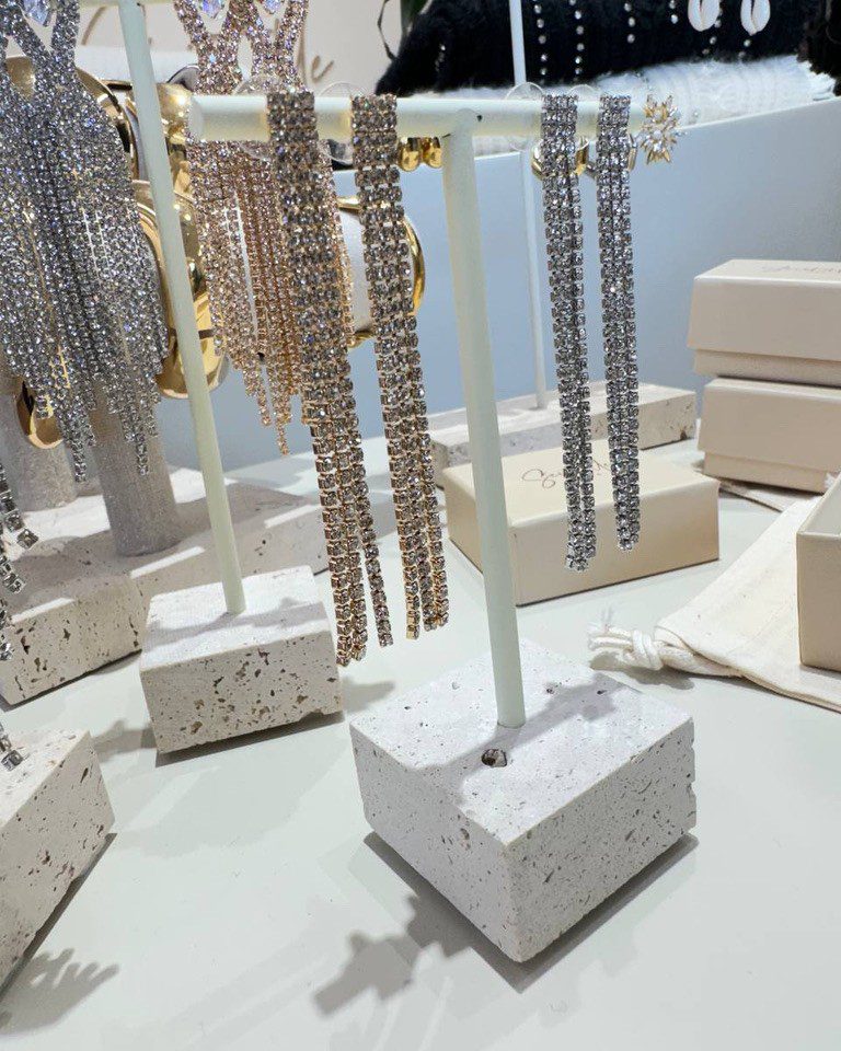 Orecchini pendenti con strass argentati Shop Online Orecchini pendenti con strass argentati