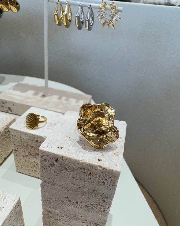 Anello fiore ondulato dorato Shop Online Anello fiore ondulato dorato