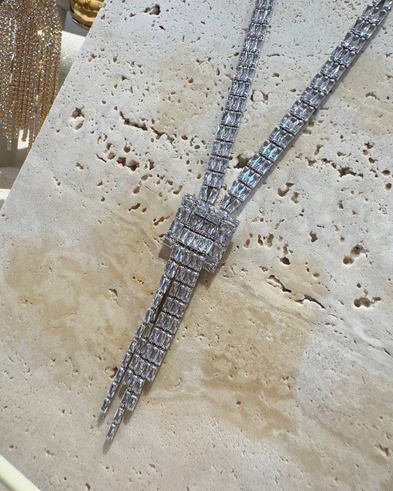 Collana con pietre a cascata argentata Shop Online Collana con pietre a cascata argentata