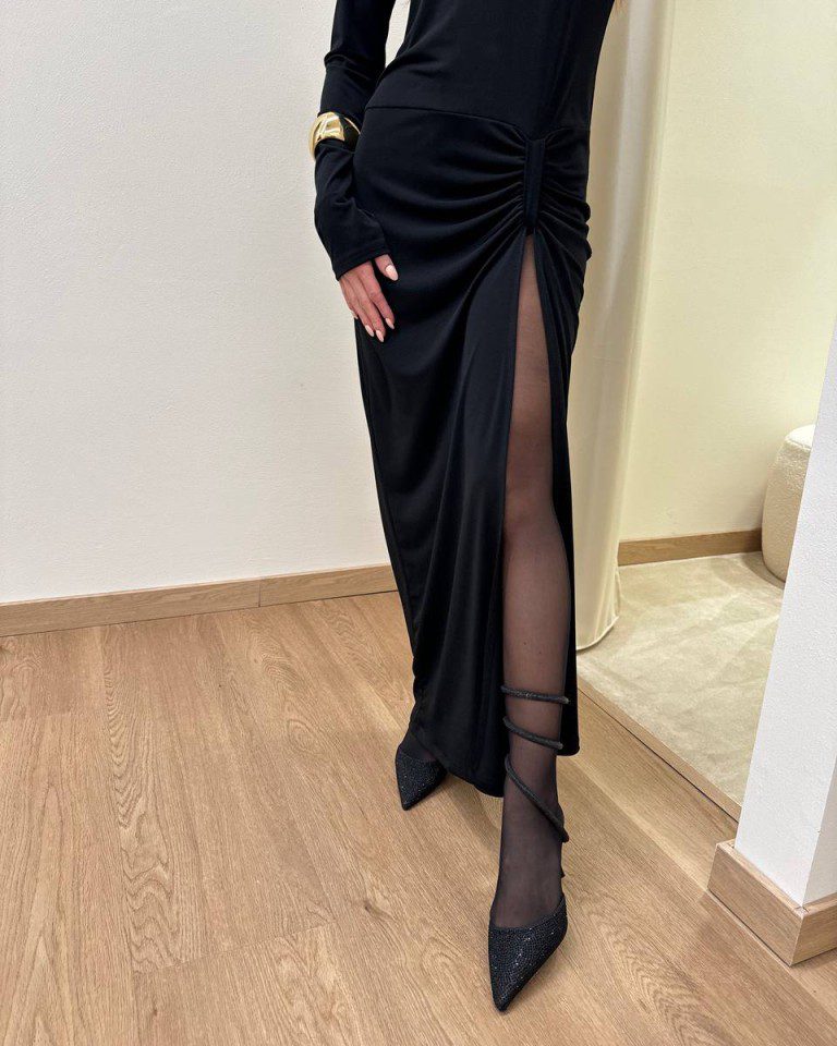 Abito lungo nero spacco con drappeggio Kontatto Shop Online Abito lungo nero spacco con drappeggio Kontatto