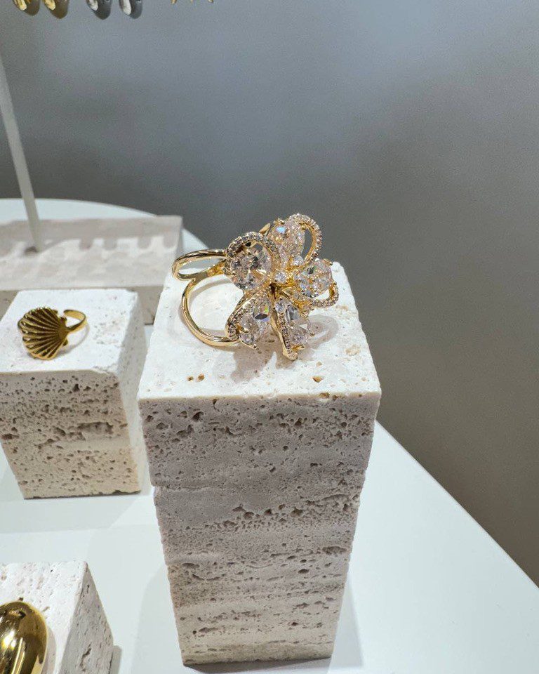 Anello fiore luminoso strass e pietre dorato Shop Online Anello fiore luminoso strass e pietre dorato