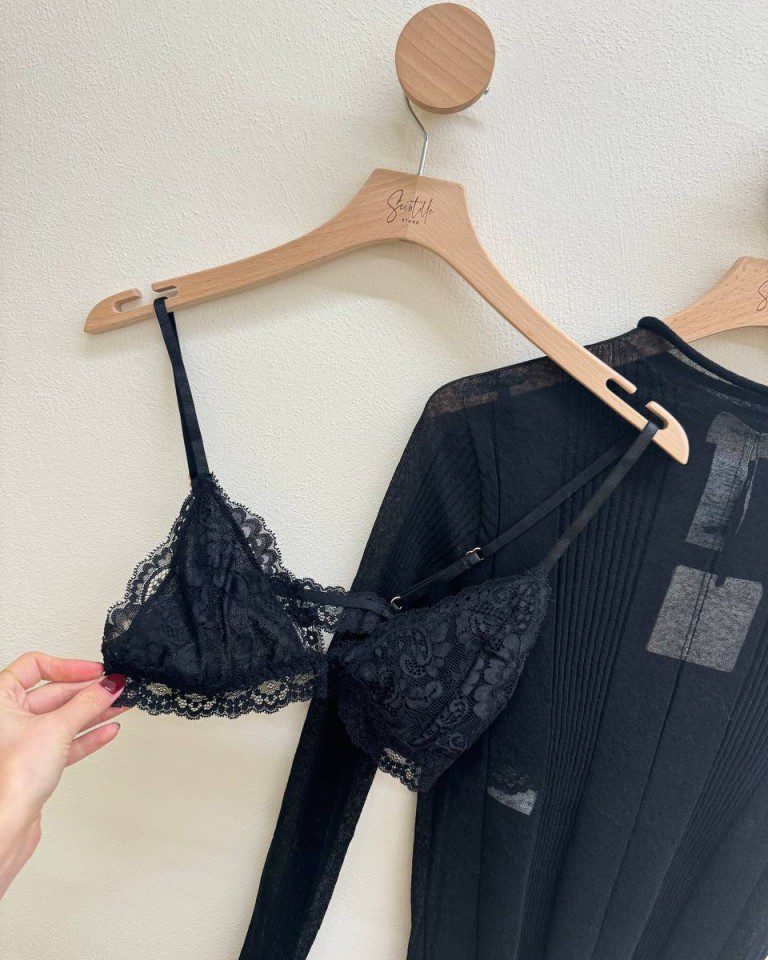 Maglietta nera girocollo semitrasparente con bralette pizzo Vicolo Shop Online Maglietta nera girocollo semitrasparente con bralette pizzo Vicolo
