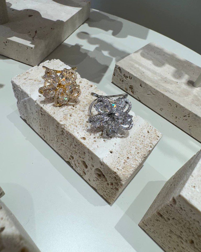 Anello fiore luminoso strass e pietre argentato Shop Online Anello fiore luminoso strass e pietre argentato