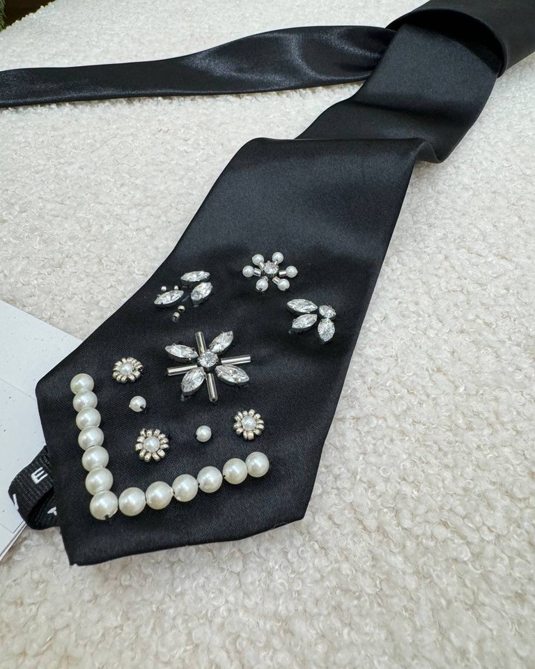 Cravatta raso nero con perle e strass HaveOne Shop Online Cravatta raso nero con perle e strass HaveOne