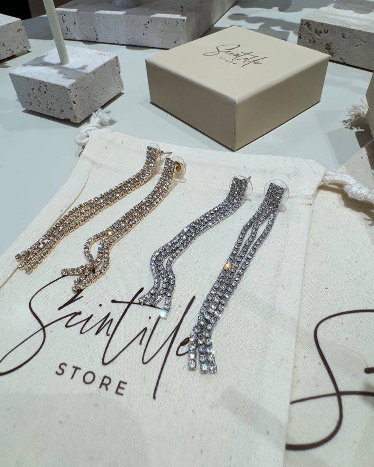 Orecchini pendenti con strass argentati Shop Online Orecchini pendenti con strass argentati