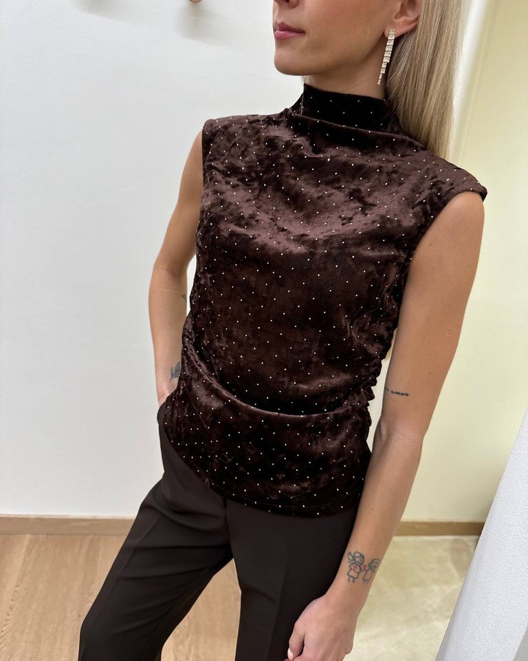 Top in velluto moro con strass collo vulcano Kontatto Shop Online Top in velluto moro con strass collo vulcano Kontatto