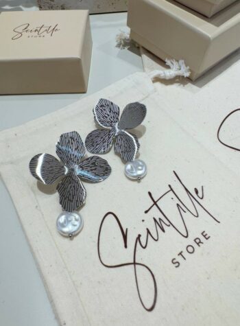Shop Online Orecchini a fiore con perla argentati