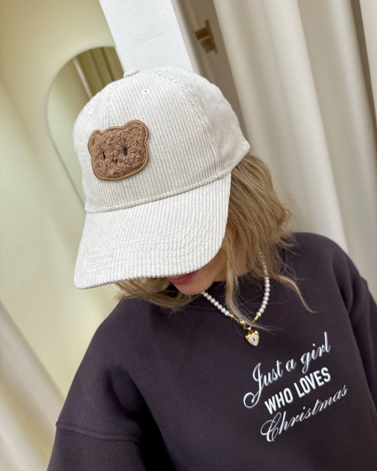 Cappello velluto a coste burro patch orsetto Vicolo Shop Online Cappello velluto a coste burro patch orsetto Vicolo