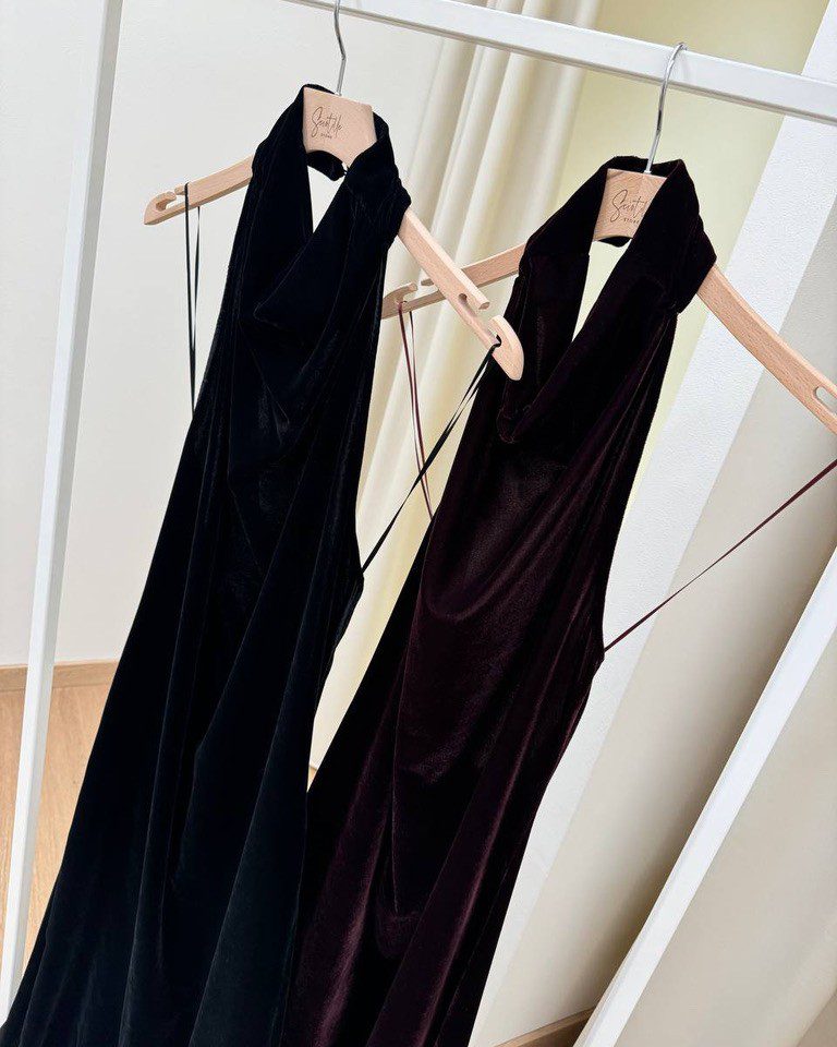 Abito lungo con scollo all'americana in velluto nero Vicolo Shop Online Abito lungo con scollo all'americana in velluto nero Vicolo