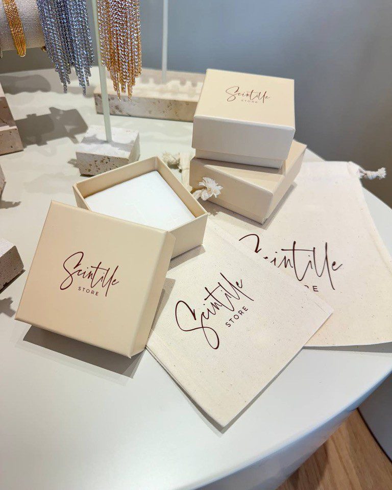 Orecchini pendenti con strass argentati Shop Online Orecchini pendenti con strass argentati