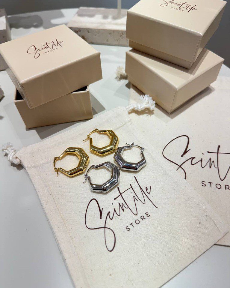 Orecchini dorati a campanella geometrica Shop Online Orecchini dorati a campanella geometrica