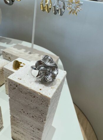 Shop Online Anello fiore ondulato argentato