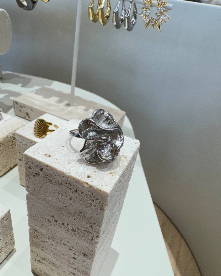 Anello fiore ondulato argentato Shop Online Anello fiore ondulato argentato