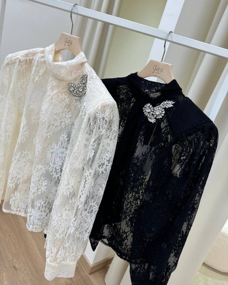 Blusa in pizzo nero dettaglio cabochon e fiocco dietro Kontatto Shop Online Blusa in pizzo nero dettaglio cabochon e fiocco dietro Kontatto