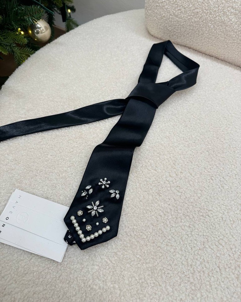 Cravatta raso nero con perle e strass HaveOne Shop Online Cravatta raso nero con perle e strass HaveOne